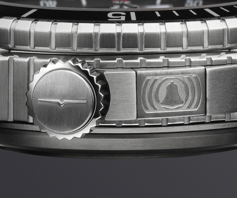 Vulcain Cricket X-Treme Automatic (detailed side view: alarm button and winding crown)