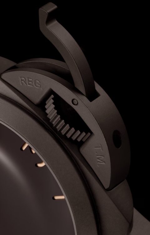 The watch still features the usual crown protection system. Yep, also in ceramic!