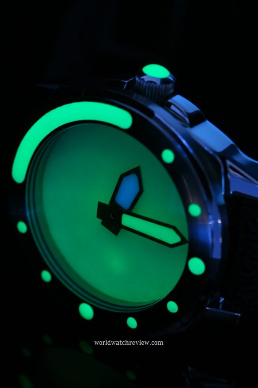 Angular Momentum Cushion Diver (Email Lumineuse glowing in the dark)