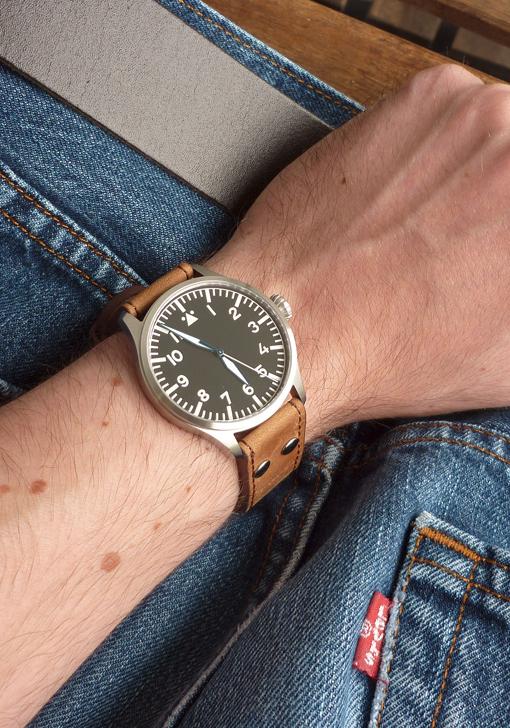 Archimede Pilot 39H Historic wristshot