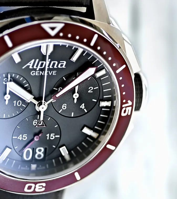 Alpina Seastrong Diver 300 Chronograph Big Date (bordeaux bezel, fragment)