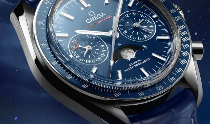 Omega Speedmaster Moonphase Chronograph Master Chronometer (angle)