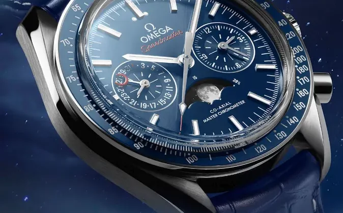 Omega Speedmaster Moonphase Chronograph Master Chronometer (angle)