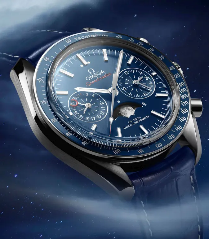 Omega Speedmaster Moonphase Chronograph Master Chronometer (angle)